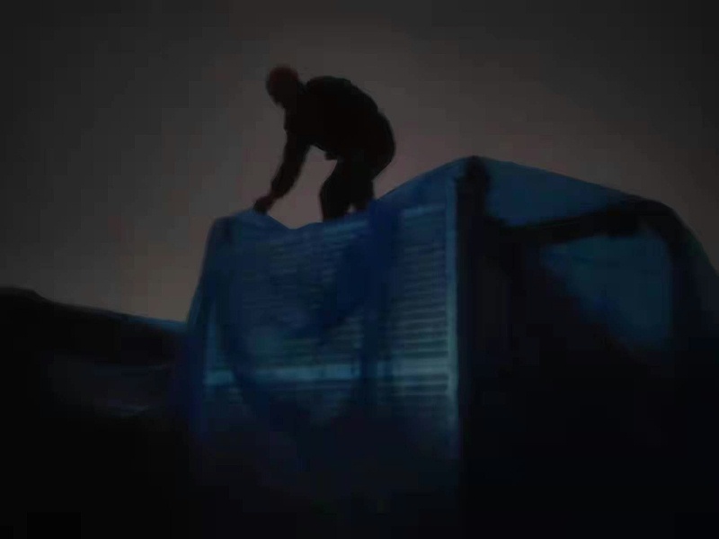 大誠人不畏風(fēng)雪，加蓋雨布