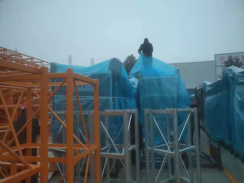 大誠人不畏風(fēng)雪，加蓋雨布